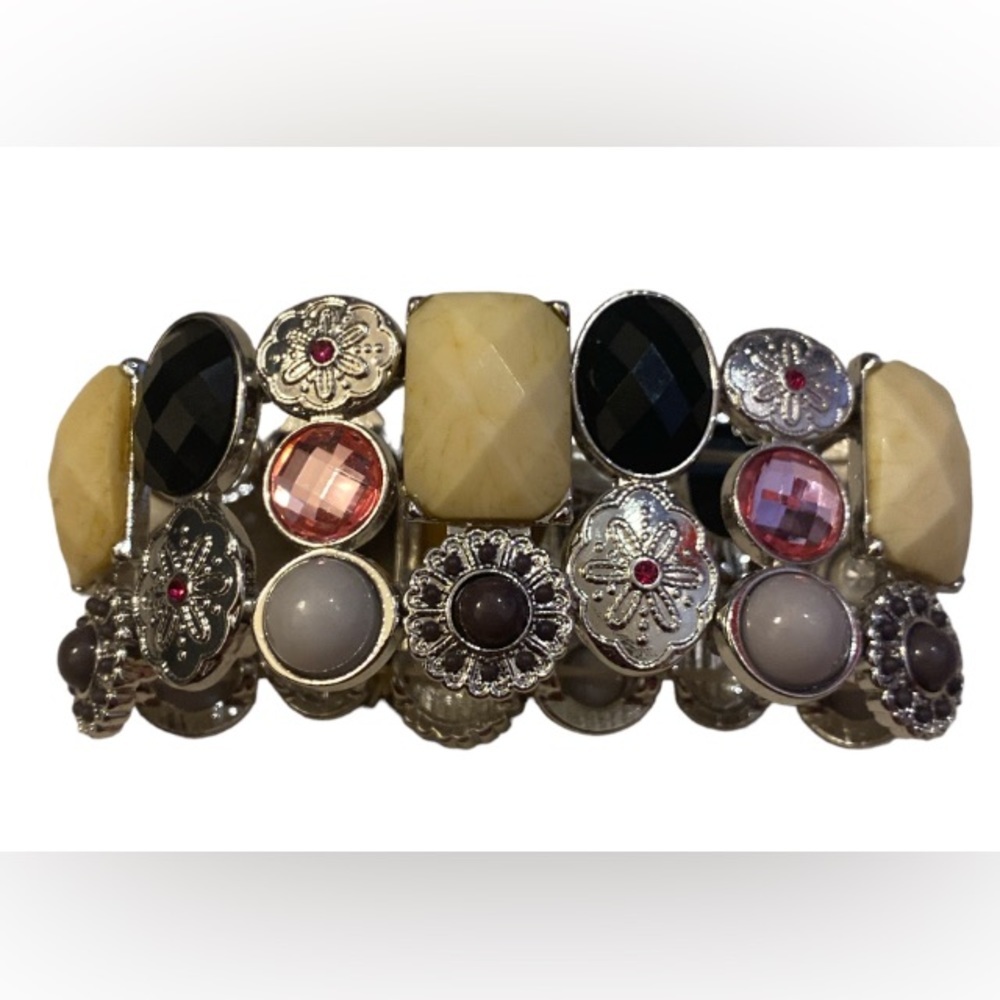 Bracelet, stretchy, beaded on silver.